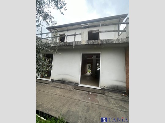 Casa Semi Indipendente in Vendita a Luni, 250'000€, 200 m²