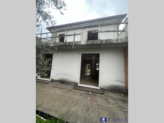 Casa Semi Indipendente in Vendita a Luni, 250'000€, 200 m²