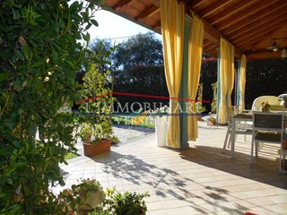 Villa in Vendita a Seravezza, zona Querceta, 875'000&euro;, 250 m², arredato