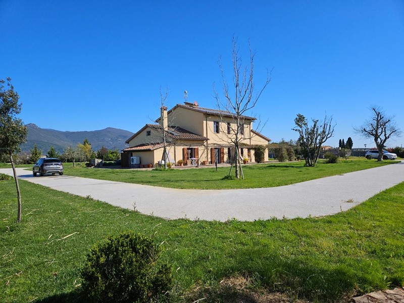Casale in Vendita a Cascina, 950'000€, 400 m², con Box