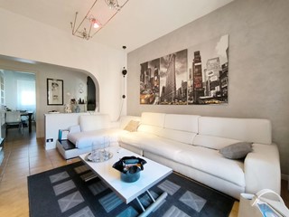 Villa bifamiliare in Vendita a Carrara, zona Avenza, 290'000€, 170 m²