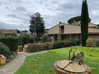 Villa in Vendita a Pontedera, 850'000€, 490 m²