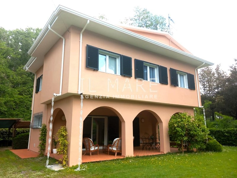 Villa in Vendita a Massa, zona Ronchi, 750'000&euro;, 155 m², arredato