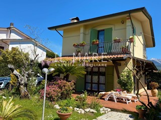 Casa Indipendente in Vendita a Montignoso, zona Cinquale, 870'000€, 150 m², arredato