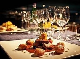 Attività commerciale in Affitto a Lucca, 3'000€, 240 m²