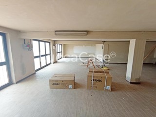 Magazzino in Affitto a Capannori, zona Lunata, 900€, 200 m²