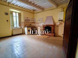 Villa in Vendita a Camaiore, zona Nocchi, 220'000&euro;, 350 m², arredato