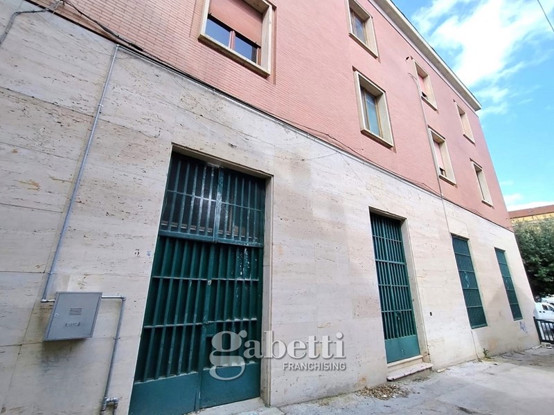 Ufficio in Affitto a Campobasso, 750€, 133 m²