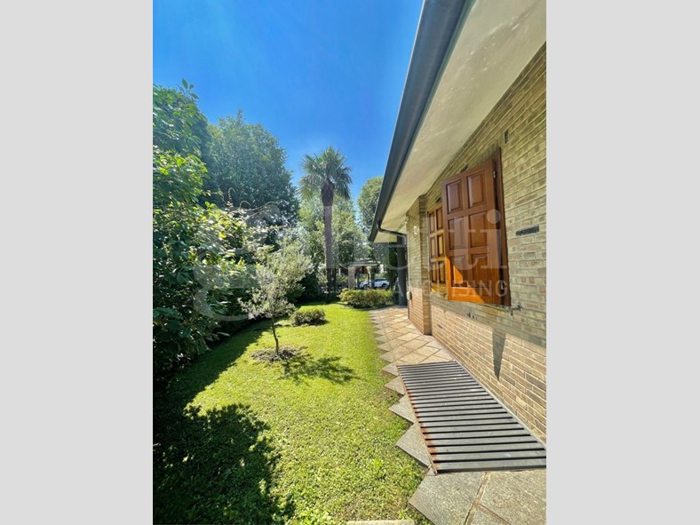 Villa in Vendita a Senago, 720'000€, 345 m²