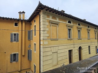 Appartamento in Vendita a Chiusi, zona Centro storico, 90'000€, 99 m²