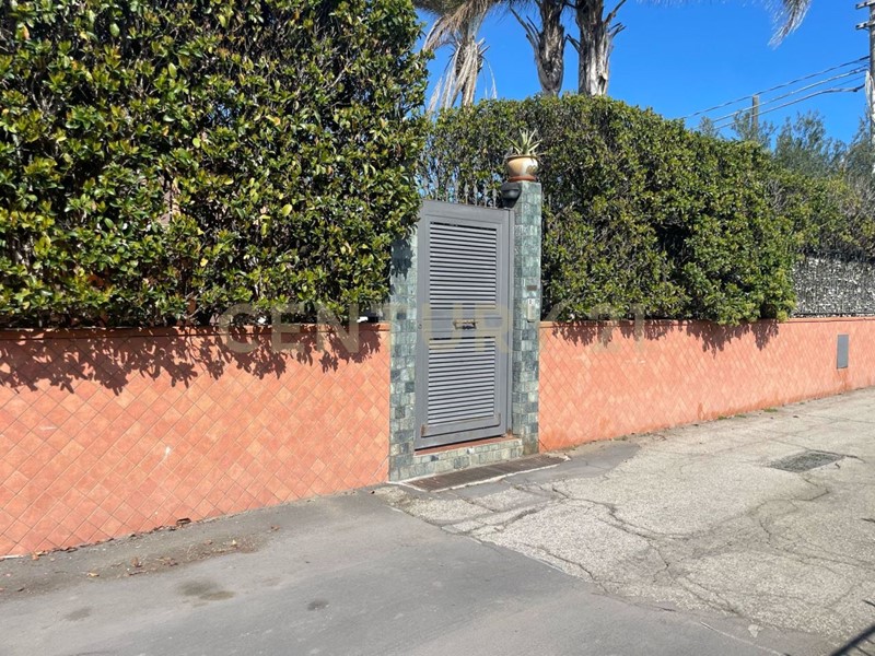 Casa Indipendente in Vendita a Catania, 270'000&euro;, 260 m², con Box