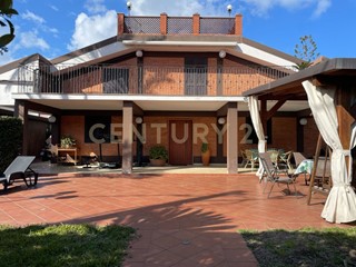 Casa Indipendente in Vendita a Catania, 270'000&euro;, 260 m², con Box