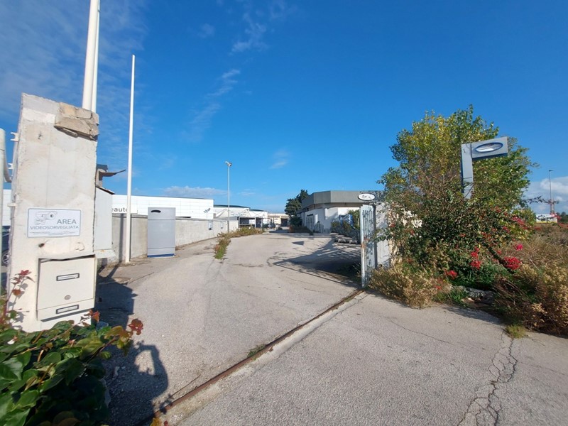 Capannone in Vendita a Brindisi, 590'000€, 2423 m², con Box
