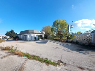Capannone in Vendita a Brindisi, 590'000€, 2423 m², con Box