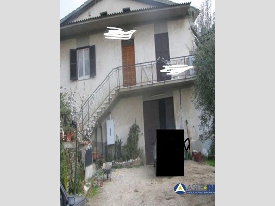 Casale in Vendita a Rocca Massima, 39'107€, 220 m²