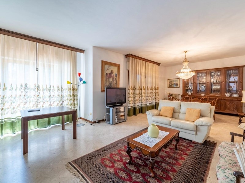 Villa bifamiliare in Vendita a Casciana Terme Lari, zona Casciana Alta, 175'000€, 300 m², arredato, con Box