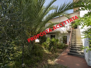 Villa bifamiliare in Vendita a Casciana Terme Lari, zona Casciana Alta, 175'000€, 300 m², arredato, con Box