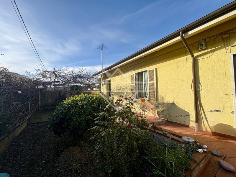 Casa Indipendente in Vendita a Carrara, zona Avenza, 150'000€, 80 m²