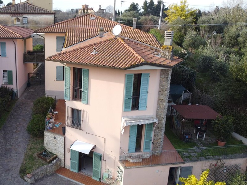 Villetta a schiera in Vendita a Crespina Lorenzana, zona Crespina, 265'000€, 135 m², arredato