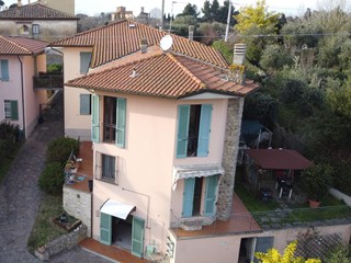 Villetta a schiera in Vendita a Crespina Lorenzana, zona Crespina, 265'000€, 135 m², arredato