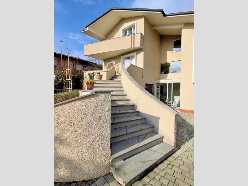 Villa in Vendita a Pontedera, 760'000€, 355 m², arredato, con Box