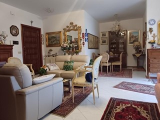 Appartamento in Vendita a Massa, 285'000€, 100 m², arredato, con Box