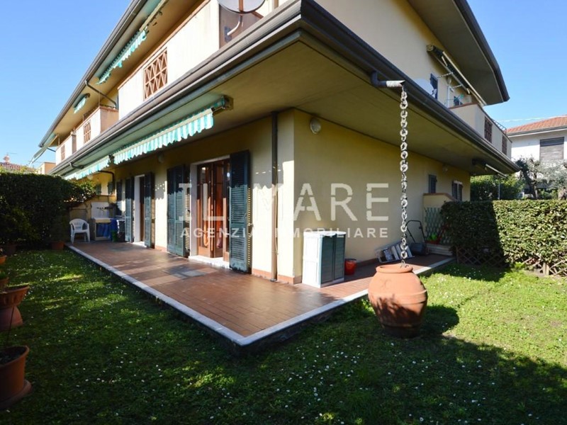 Villetta a schiera in Vendita a Massa, zona Marina di Massa, 350'000&euro;, 110 m², arredato
