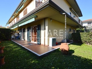 Villetta a schiera in Vendita a Massa, zona Marina di Massa, 350'000&euro;, 110 m², arredato