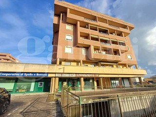 Negozio in Vendita a Bastia Umbra, 230'000€, 200 m²