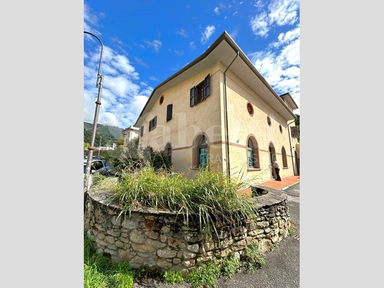Ufficio in Vendita a Montignoso, 560'000€, 330 m²