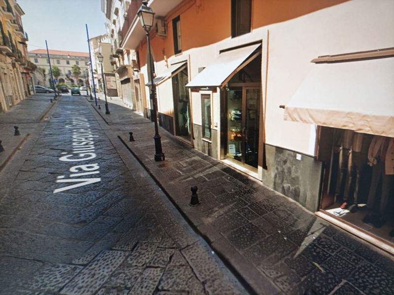 Negozio in Affitto a Aversa, 900&euro;, 50 m²