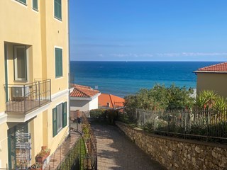 Trilocale in Vendita a Airole, zona Porto Maurizio, 155'000€, 50 m², con Box
