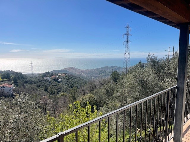 Villa in Vendita a Imperia, zona Artallo, 268'000€, 180 m²