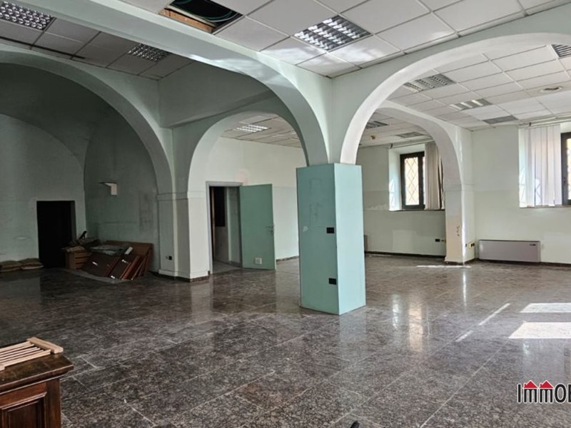 Negozio in Vendita a Colle di Val D'Elsa, 260'000&euro;, 185 m²