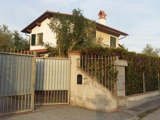Villa in Vendita a Pietrasanta, zona Tonfano, 700'000€, 140 m², arredato