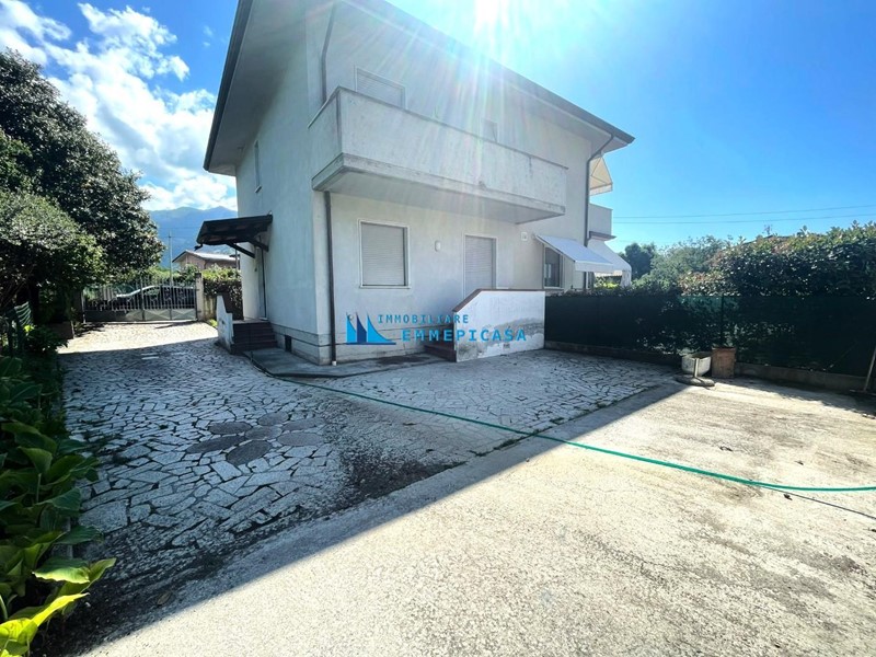 Villa bifamiliare in Vendita a Montignoso, zona Cervaiolo, 330'000&euro;, 100 m², arredato