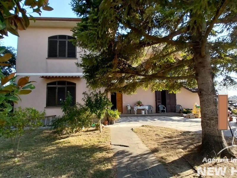 Villa in Vendita a San Giuliano Terme, zona Pontasserchio, 430'000€, 300 m², con Box