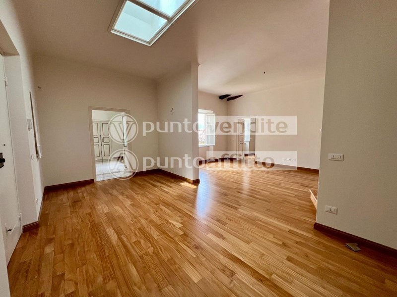 Appartamento in Affitto a Lucca, 2'200€, 200 m², arredato