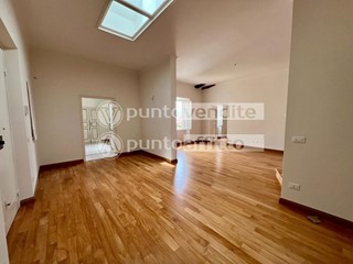 Appartamento in Affitto a Lucca, 2'200€, 200 m², arredato