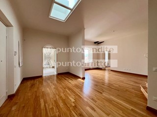 Appartamento in Affitto a Lucca, 2'300&euro;, 200 m², arredato