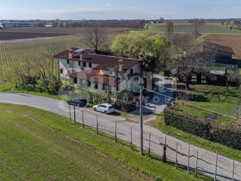 Villa bifamiliare in Vendita a Pasiano di Pordenone, 350'000€, 380 m², arredato