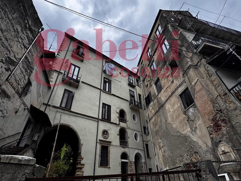Quadrilocale in Vendita a Cosenza, 100'000€, 220 m²