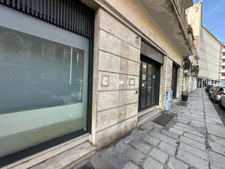 Negozio in Affitto a Cagliari, 10'000€, 630 m²