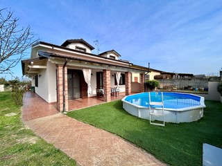 Villa in Vendita a Zinasco, 250'000€, 190 m²