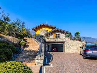 Villa in Vendita a Barzana, 1'150'000€, 450 m², arredato