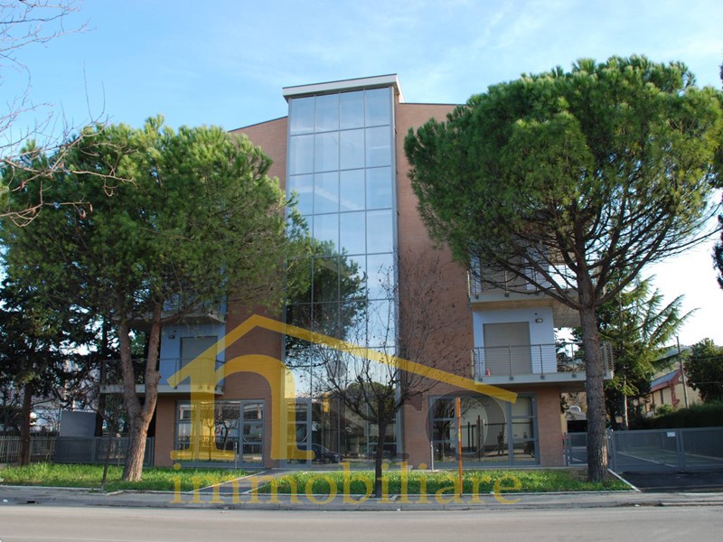 Immobile commerciale in Vendita a San Giovanni Teatino, 145'000€, 135 m²