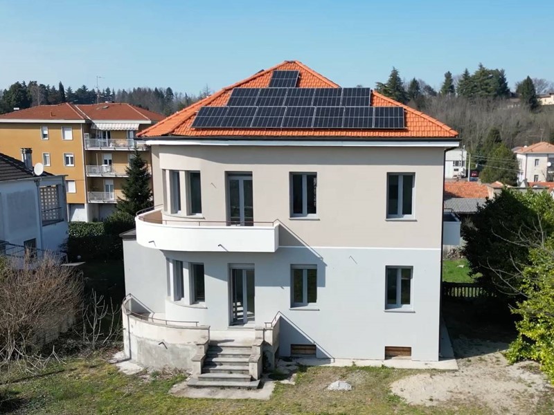 Villa in Vendita a Cassano Magnago, 469'000€, 345 m²