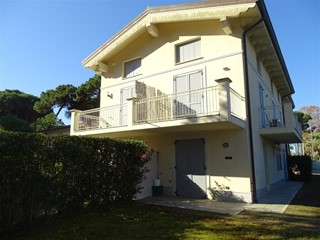 Villa bifamiliare in Vendita a Montignoso, zona Cinquale, 750'000€, 150 m², arredato