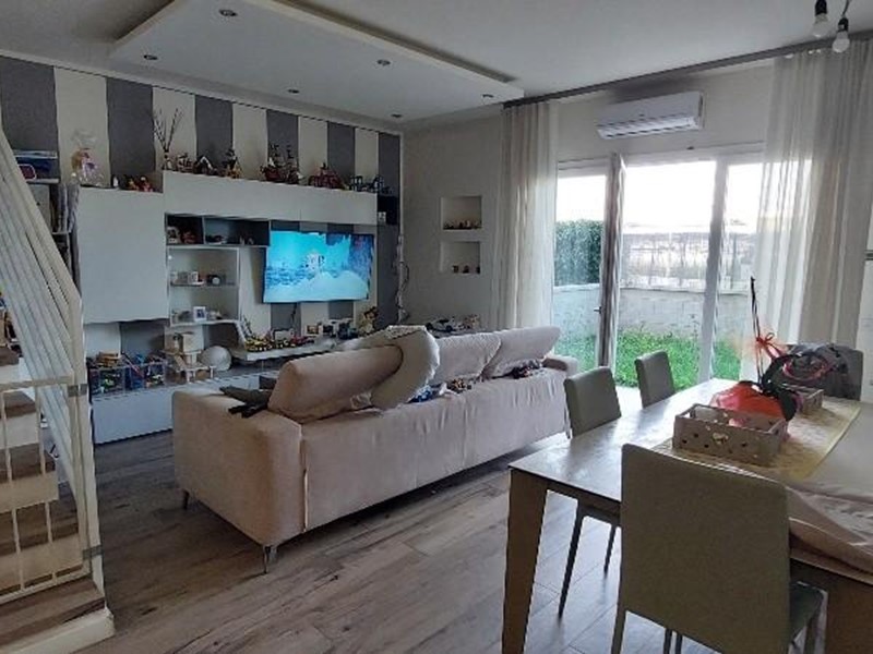 Villetta a schiera in Vendita a Pistoia, zona Ramini, 280'000€, 100 m²