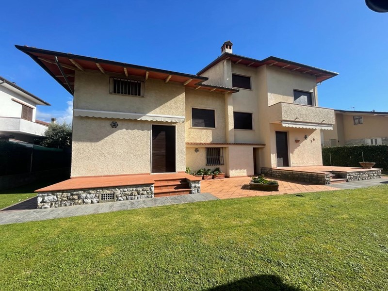 Villa bifamiliare in Vendita a Pietrasanta, 1'200'000€, 140 m²